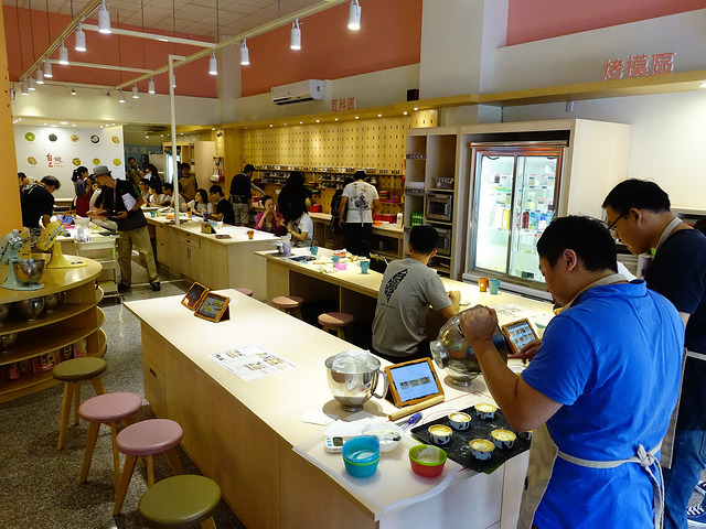 場內很有規模, 劃分了取材料區、攪拌區、烤模區等等