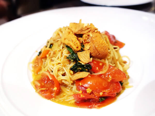 北海道海膽及車厘茄天使麵 (8) Angel Hair with uni, cherry and tomatoes and garlic chips 
