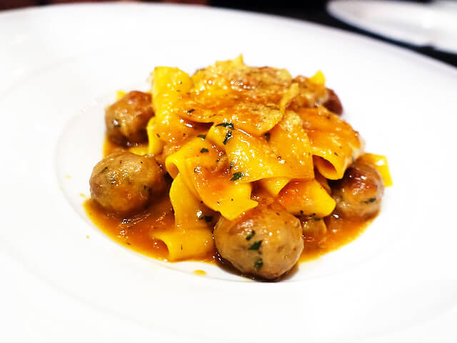 手造闊麵配自製肉丸及巴馬臣芝士 (8) Homeade parpardelle with homemade veal and pork meatballs and parmesan cheese 