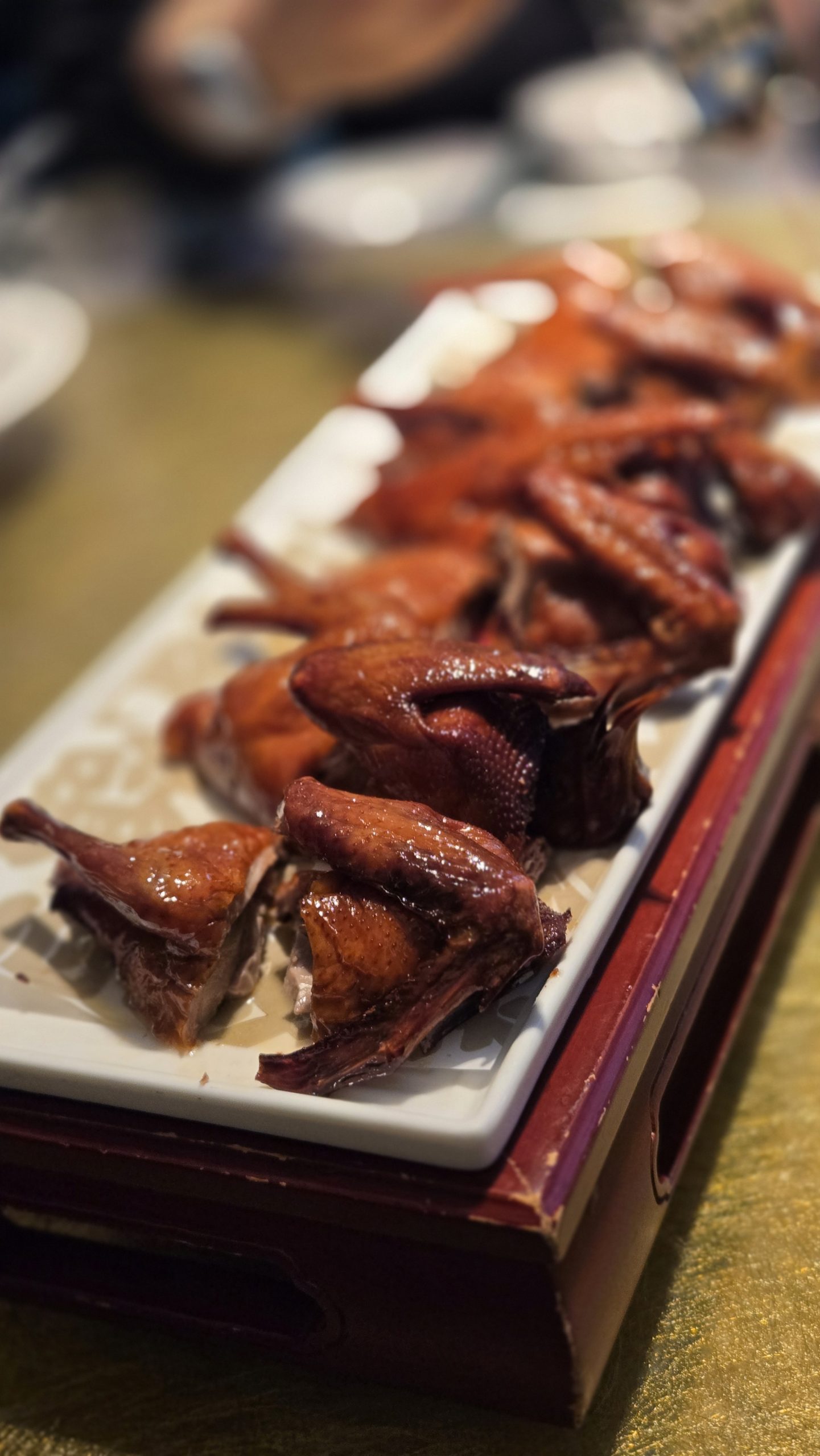 【廣州美食。中國】大鴿飯 – 爆汁乳鴿，一鴿勝九雞，在地人也排隊的米芝蓮名店。