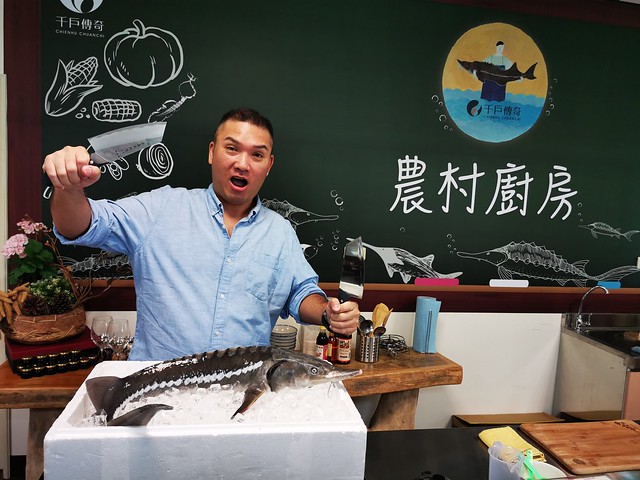 【台北旅遊。台灣】新北市《千戶傳奇休閒農場》學煮鱘龍午宴，與鴨嘴鱘龍戲水抱抱